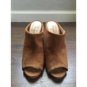 Peep toe heeled mules